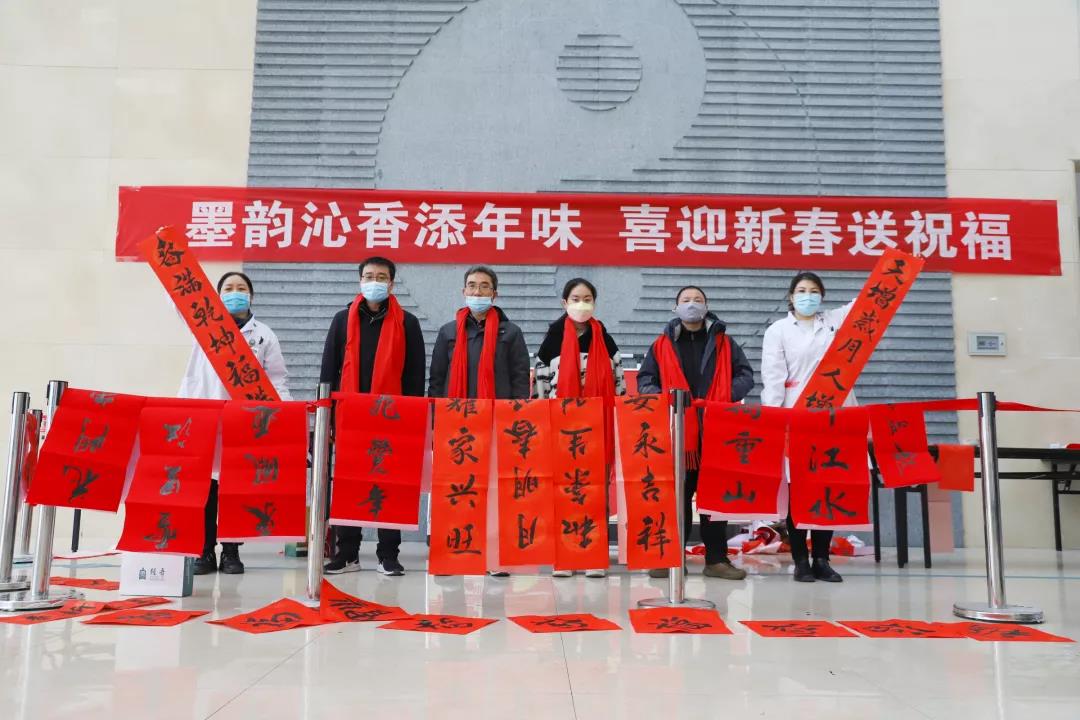 【翰墨迎春】宿遷市書(shū)法家協(xié)會(huì)書(shū)法家走進(jìn)市鐘吾醫(yī)院寫(xiě)春聯(lián)、送祝福(圖6)
